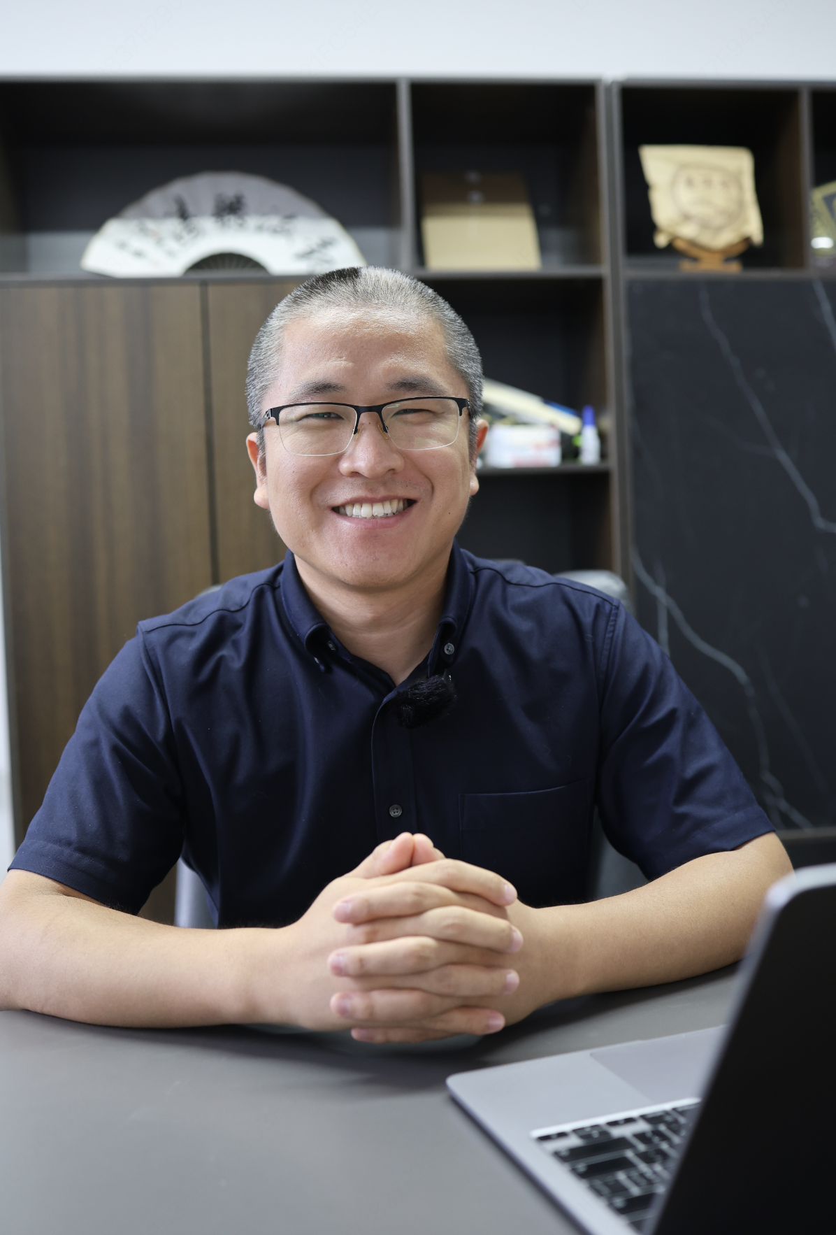 四十岁左右中年男性头像,穿白色衬衫,蓝色背景