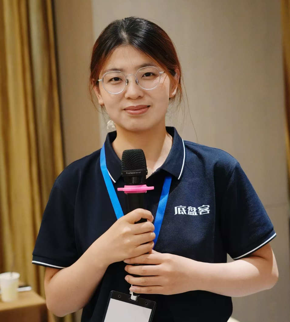 四十五岁左右男性头像,穿深色衬衫,蓝色背景