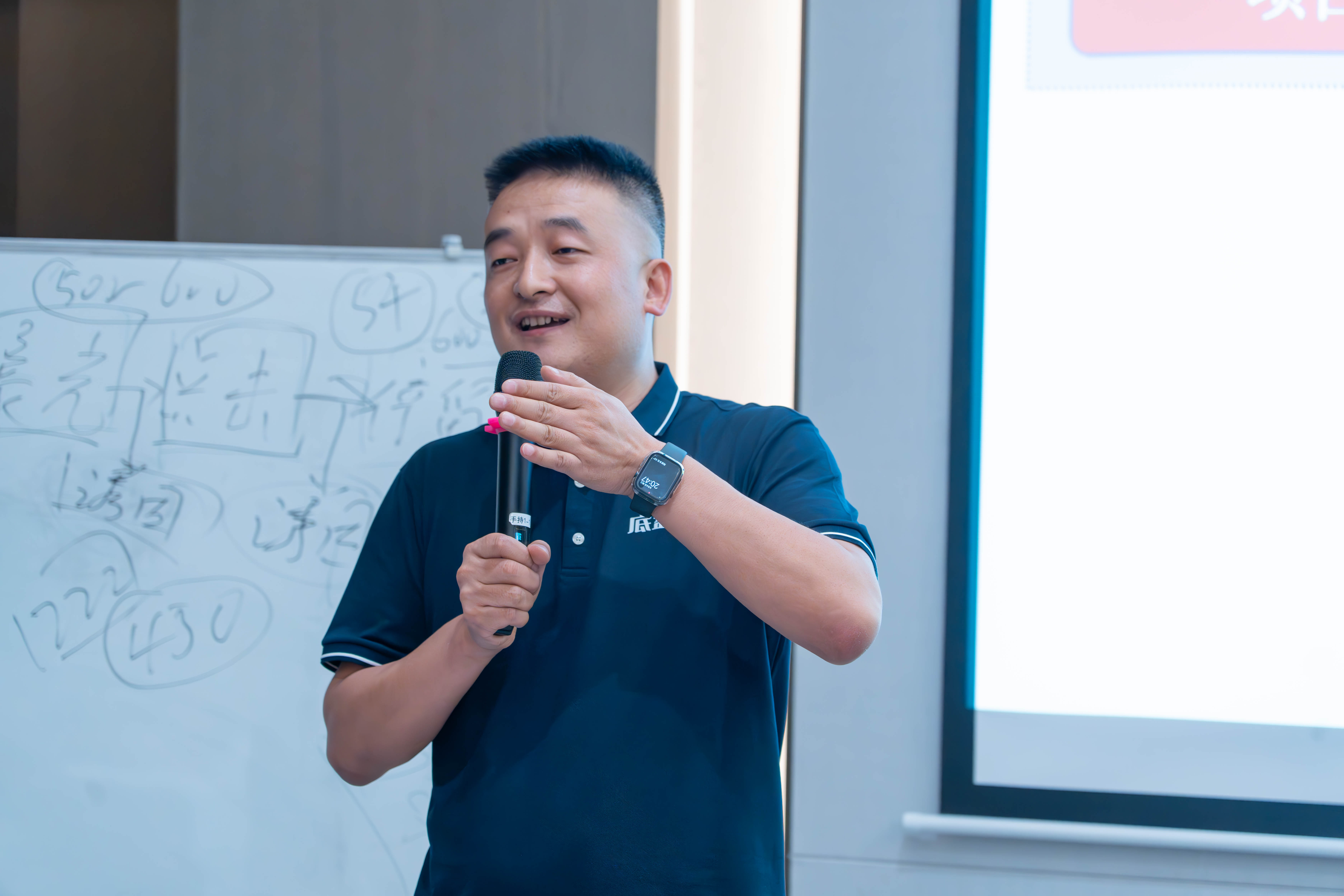 四十五岁左右中年男性头像，穿深色毛衣，背景虚化