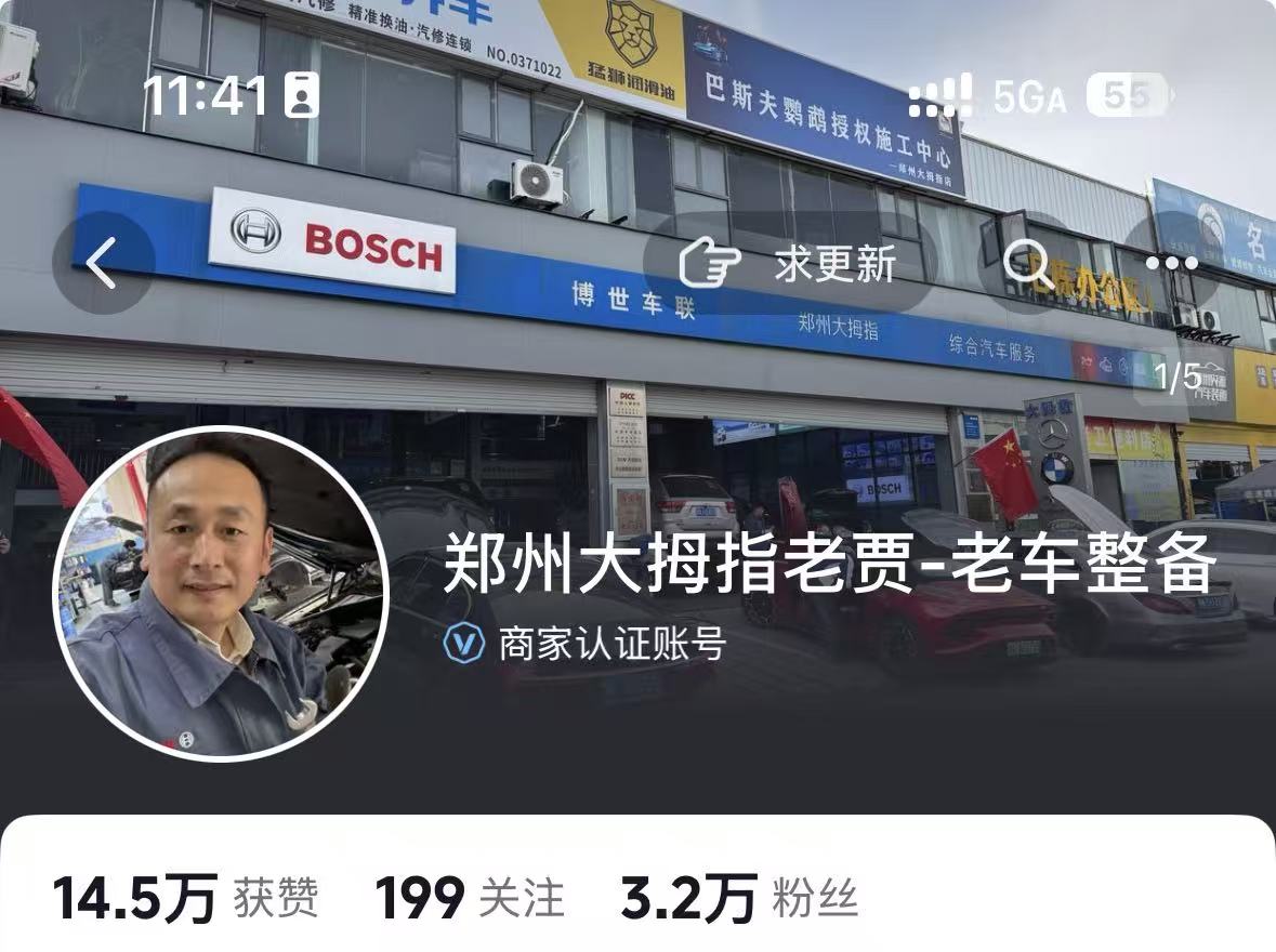 汽修技师正在检查发动机舱，身穿蓝色工作服，专注认真，车辆为银色SUV，背景模糊显示车间环境