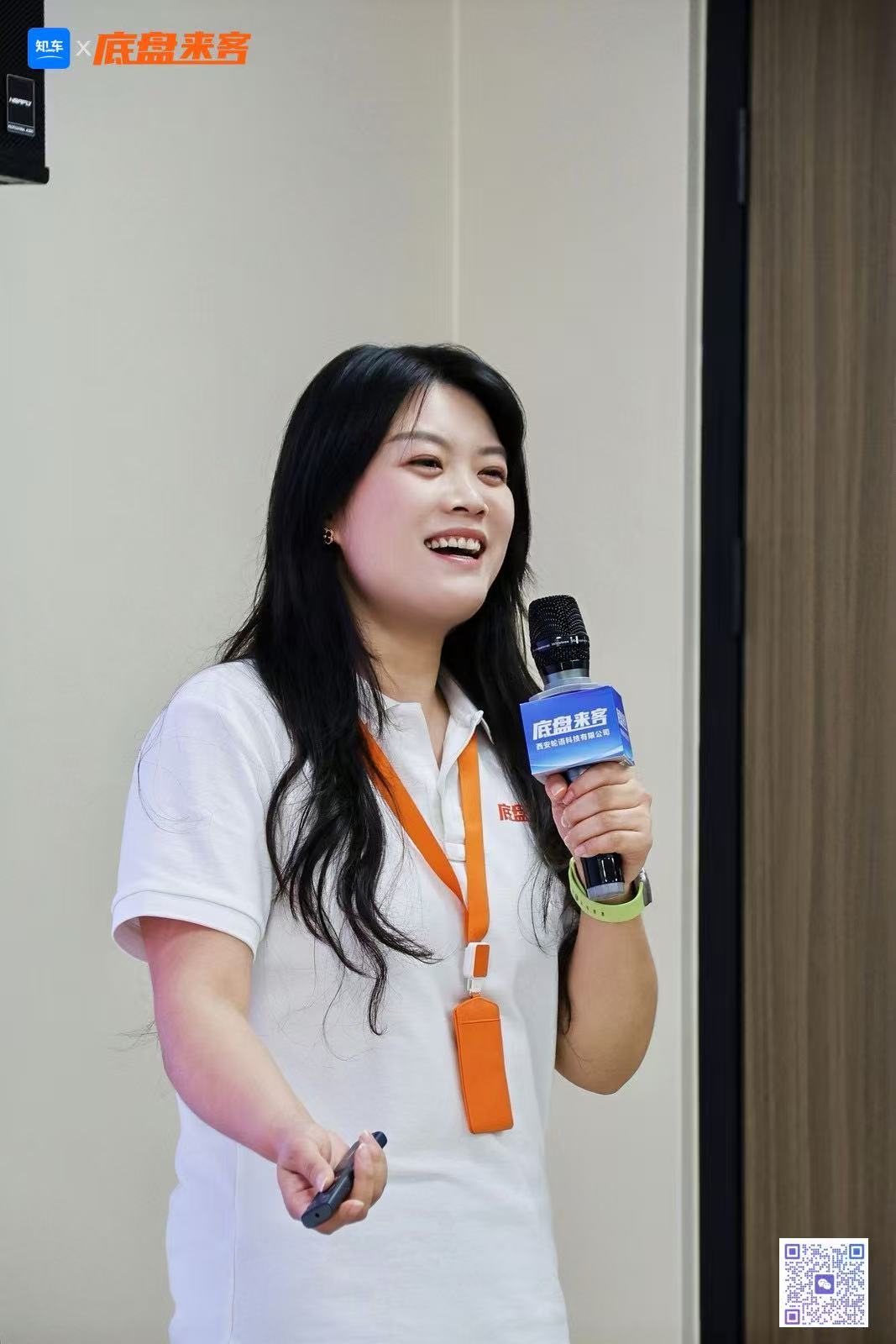 三十八岁左右中年女性头像，穿职业套装，背景简洁